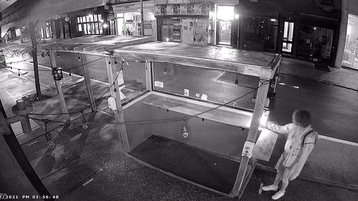 Ausschnitt aus einem Video der Überwachungskamera: Ganzer soll hier zu sehen sein, wie er Holzgestelle vor einem Restaurant anzündet. Ausschnitt aus einem Video der Überwachungskamera: Ganzer soll hier zu sehen sein, wie er Holzgestelle vor einem Restaurant anzündet.
