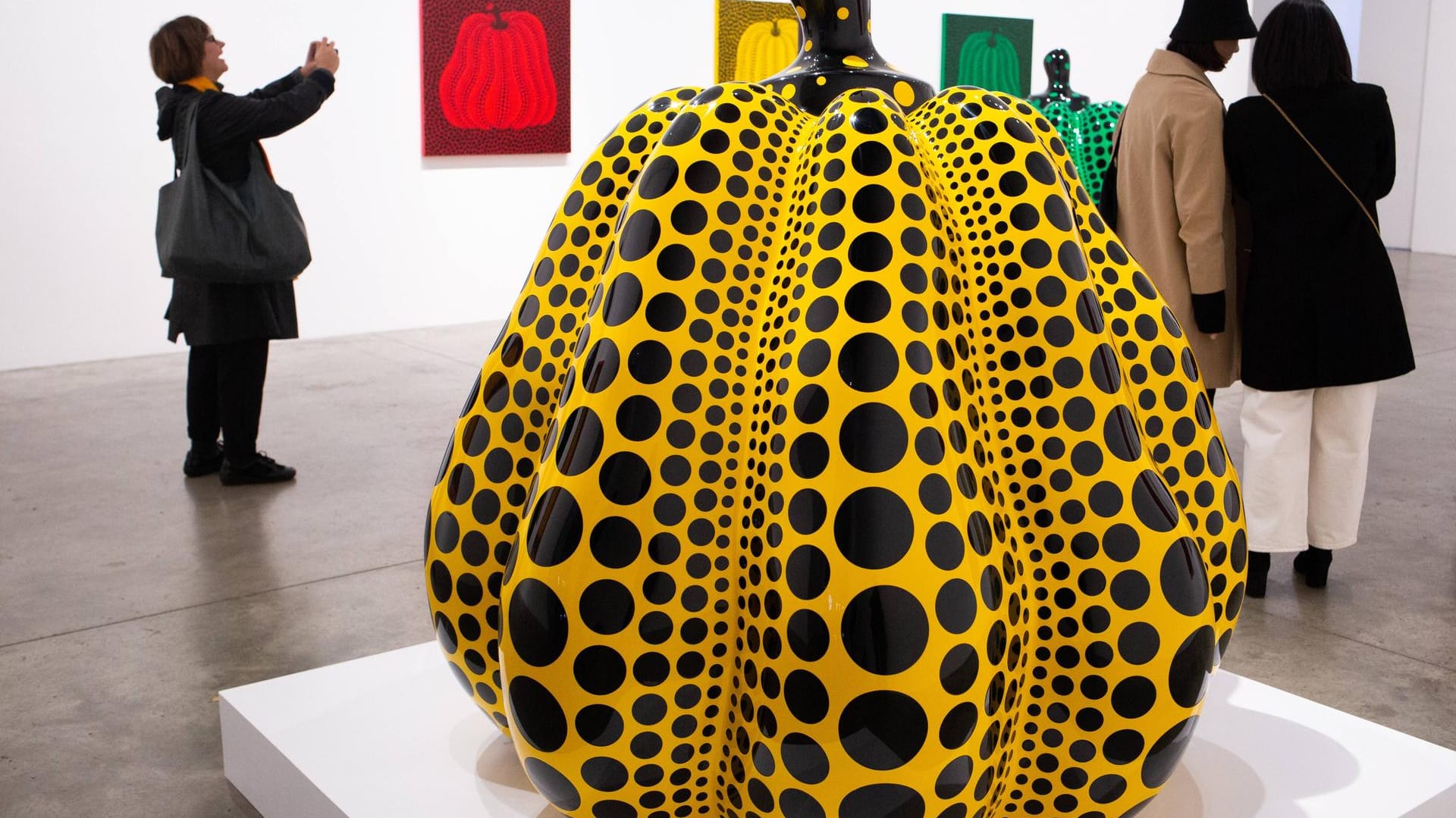 Kunstwerk der Künstlerin Yayoi Kusama: Gulbenkian verkaufte den Kürbis an die Honkonger Kunstgesellschaft, doch das Kunstwerk kam dort nie an. Kunstwerk der Künstlerin Yayoi Kusama: Gulbenkian verkaufte den Kürbis an die Honkonger Kunstgesellschaft, doch das Kunstwerk kam dort nie an.