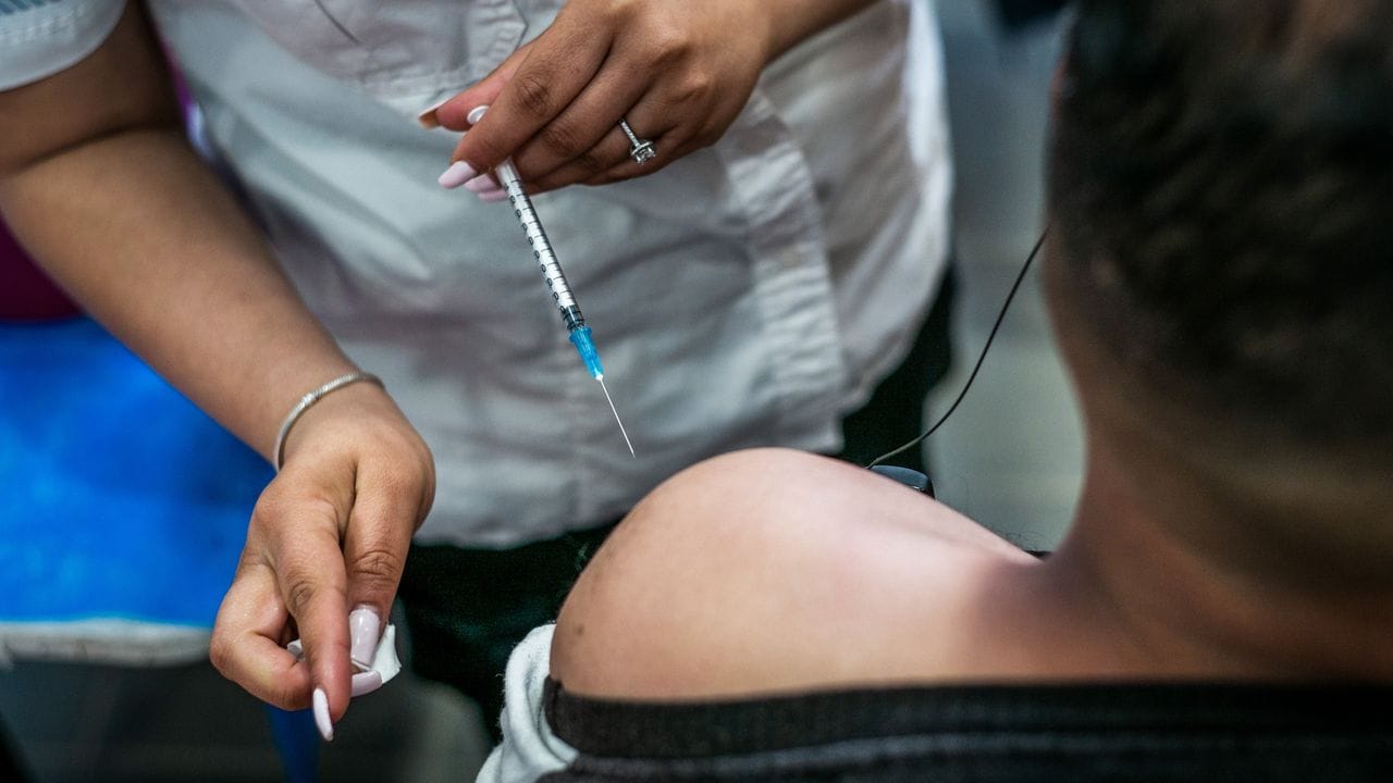 In Israel sollen Über-60-Jährige unter bestimmten Umständen ein drittes Mal gegen das Coronavirus geimpft werden.