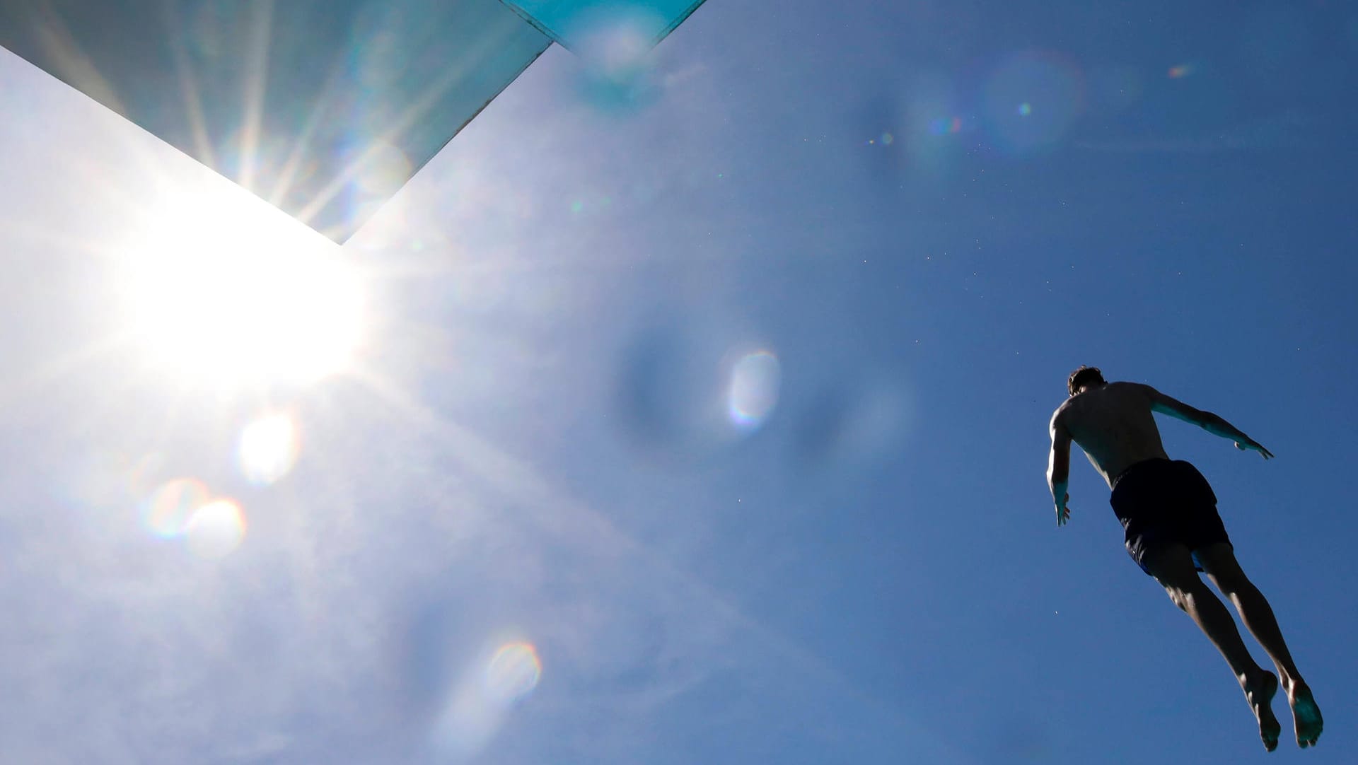 Ein Badegast springt vom Sprungbrett (Symbolbild): In Amberg ist ein Jugendlicher in einem Freibad ums Leben gekommen. Ein Badegast springt vom Sprungbrett (Symbolbild): In Amberg ist ein Jugendlicher in einem Freibad ums Leben gekommen.