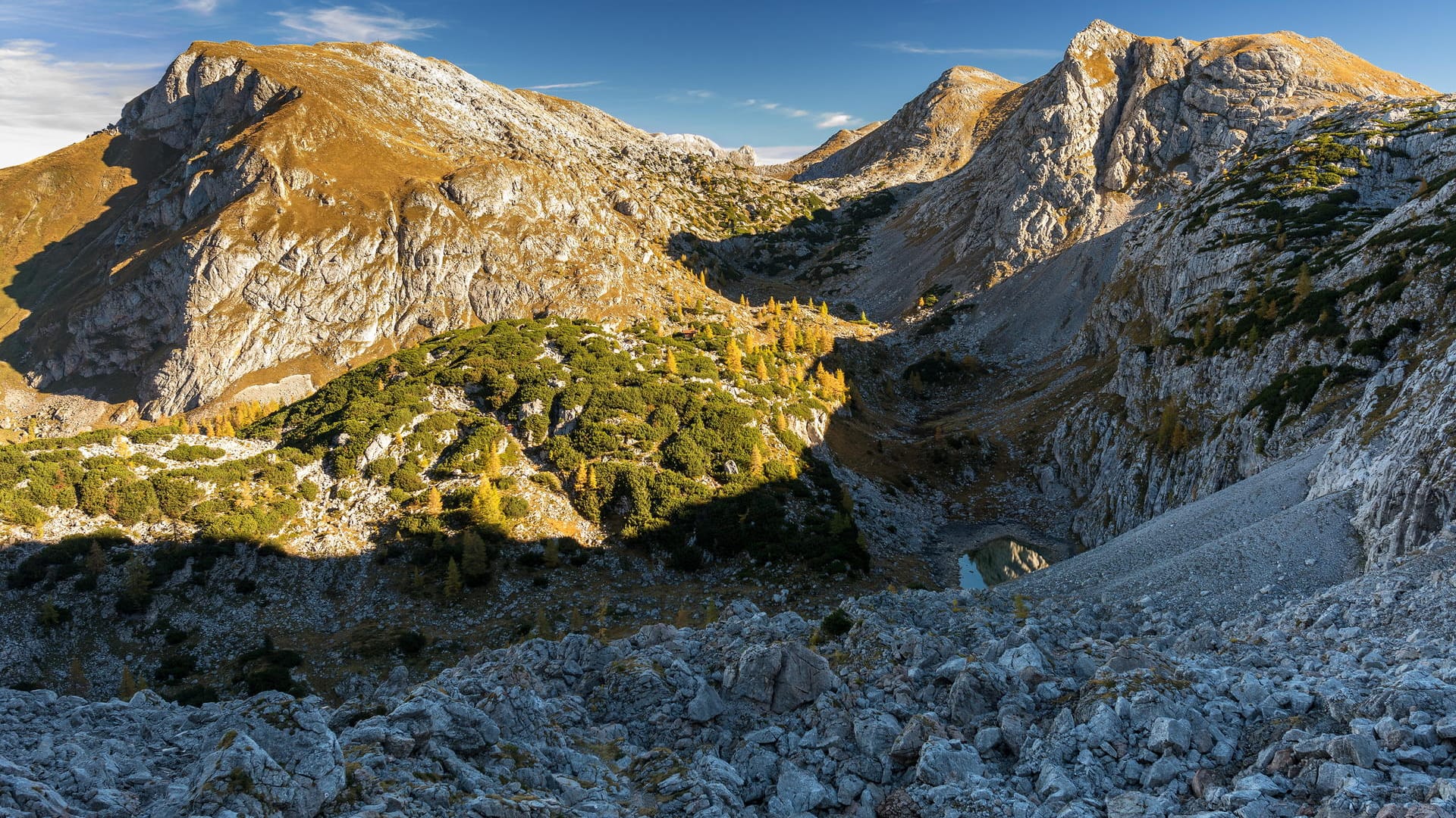 Kahlersberg in den Alpen: Ein Urlauber aus Nordrhein-Westfalen ist auf einer Wanderung abgestürzt. Kahlersberg in den Alpen: Ein Urlauber aus Nordrhein-Westfalen ist auf einer Wanderung abgestürzt.