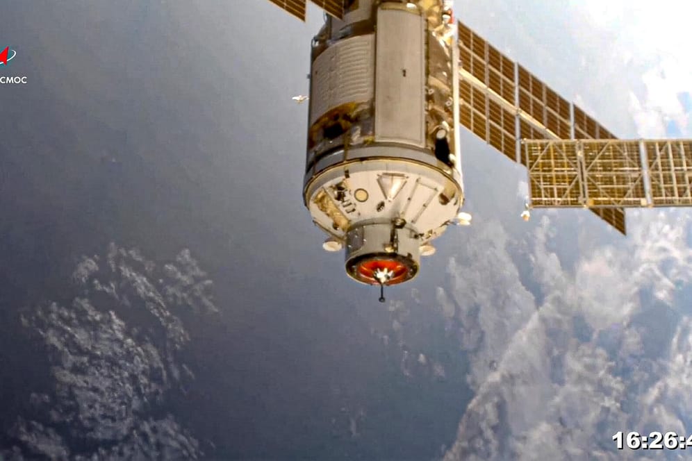 Das neue "Nauka"-Modul kurz vor dem Andocken an die ISS.