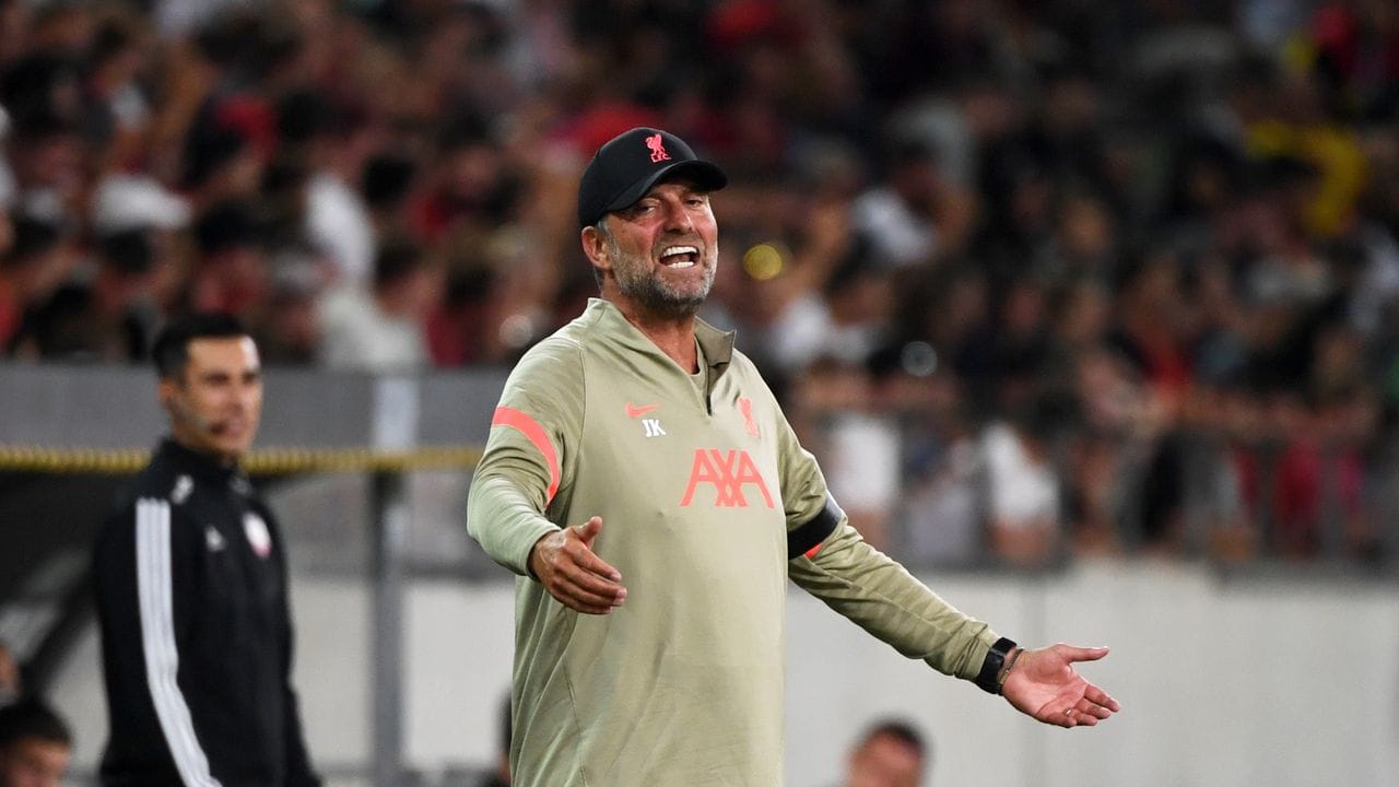 Liverpools Trainer Jürgen Klopp hadert mit dem Spiel seiner Mannschaft. Liverpools Trainer Jürgen Klopp hadert mit dem Spiel seiner Mannschaft.