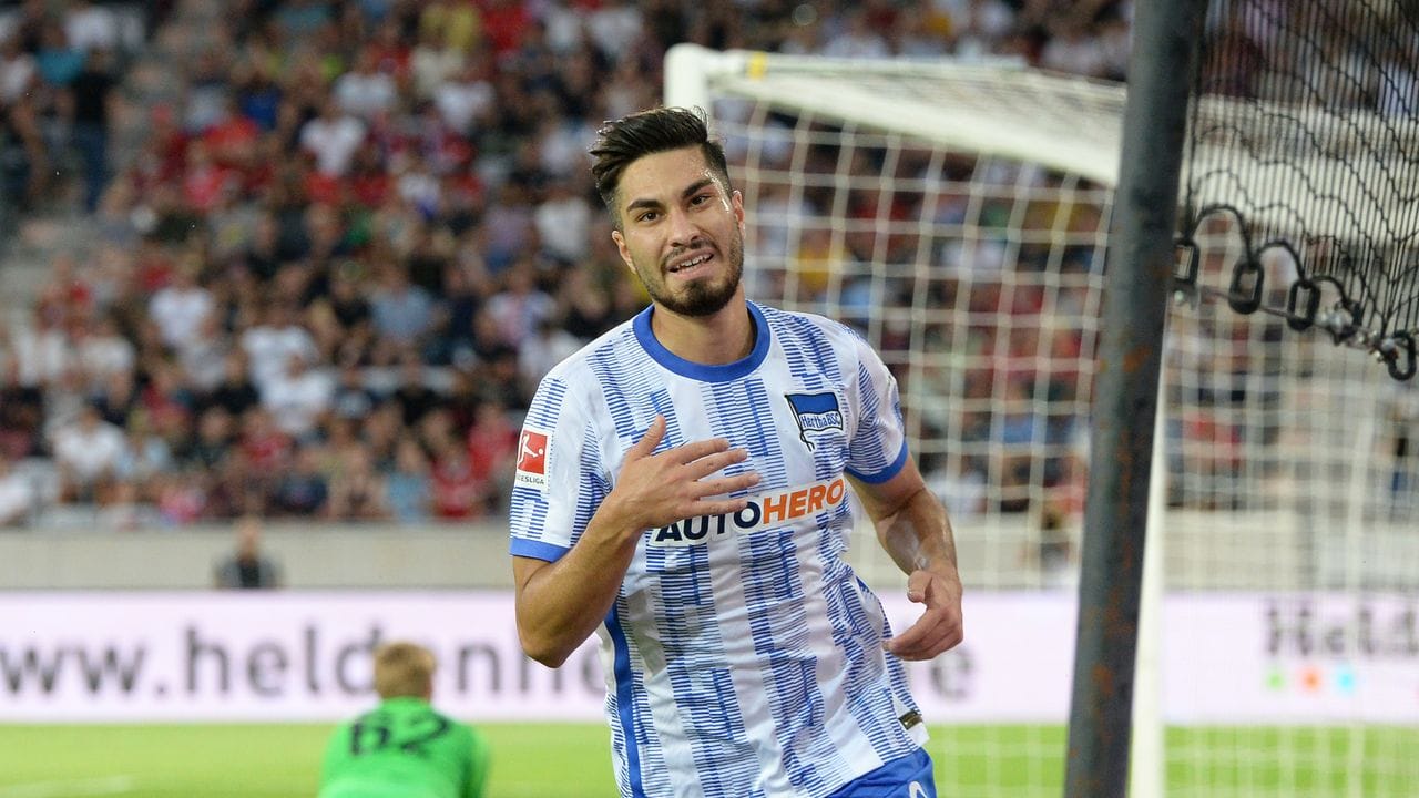 Berlins Suat Serdar jubelt nach seinem Treffer zur 2:0-Führung gegen den FC Liverpool. Berlins Suat Serdar jubelt nach seinem Treffer zur 2:0-Führung gegen den FC Liverpool.