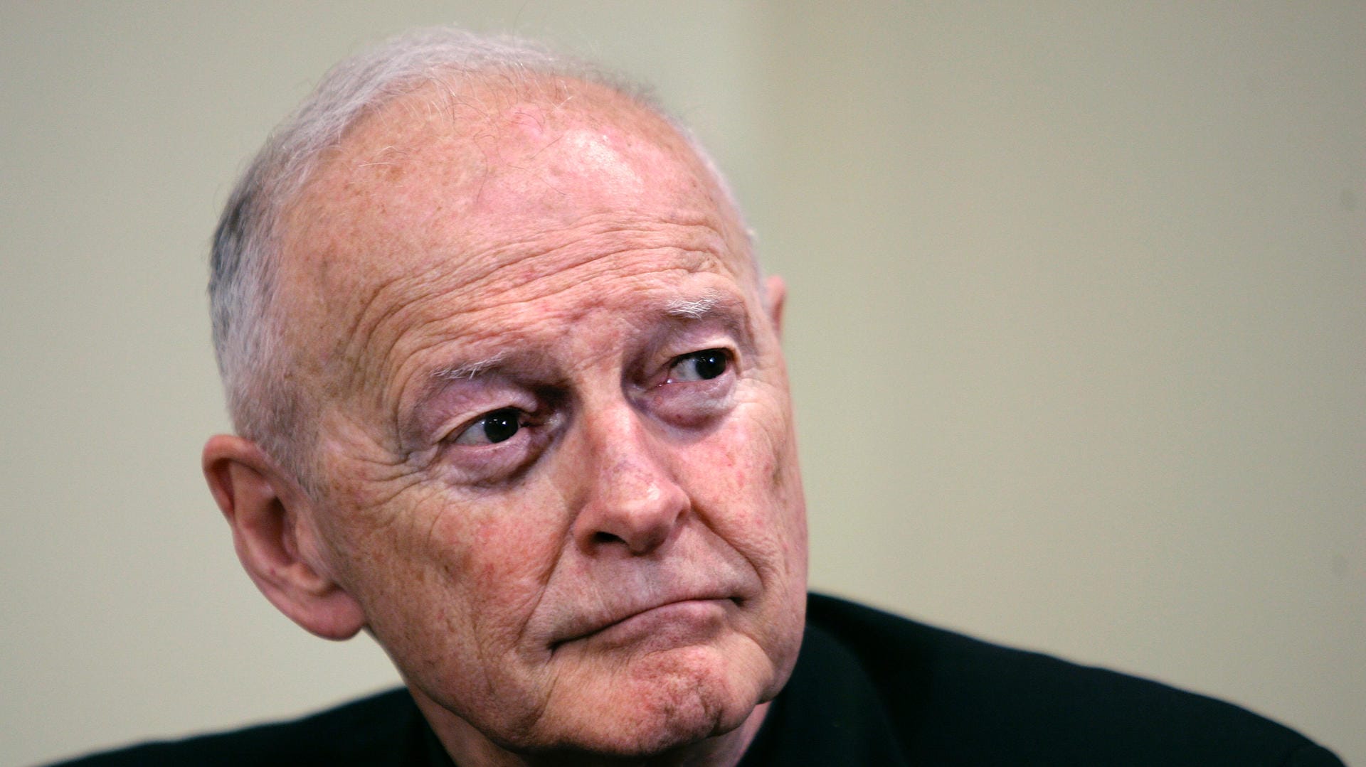 Der ehemalige Erzbischof von Washington, Theodore McCarrick, bei einer Pressekonferenz (Archivbild). Er wird sich jetzt vor Gericht verantworten müssen. Der ehemalige Erzbischof von Washington, Theodore McCarrick, bei einer Pressekonferenz (Archivbild). Er wird sich jetzt vor Gericht verantworten müssen.