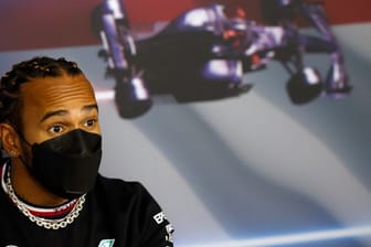 Lewis Hamilton vom Team Mercedes nimmt an einer Pressekonferenz auf dem Hungaroring teil.