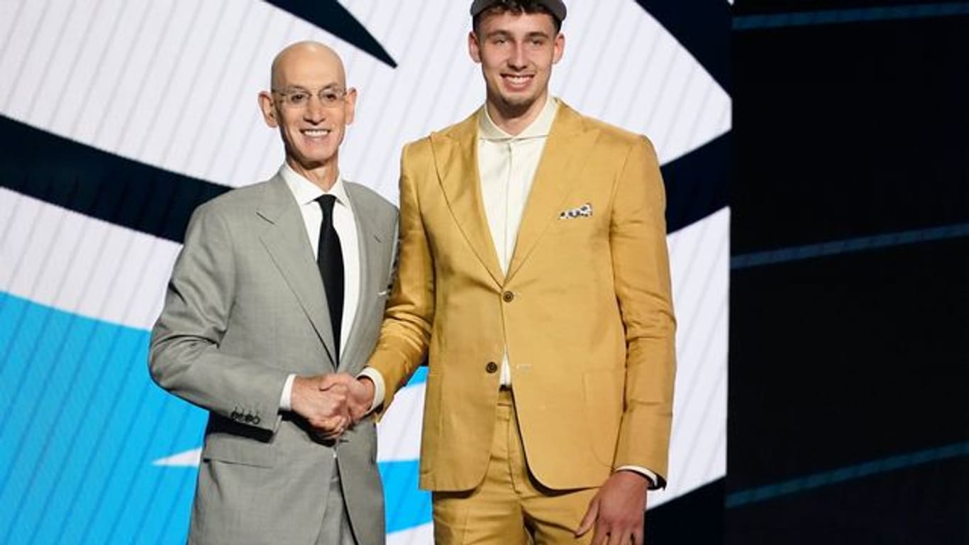 NBA-Chef Adam Silver gratuliert Franz Wagner (r) zum Draft.