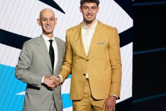 NBA-Chef Adam Silver gratuliert Franz Wagner (r) zum Draft.