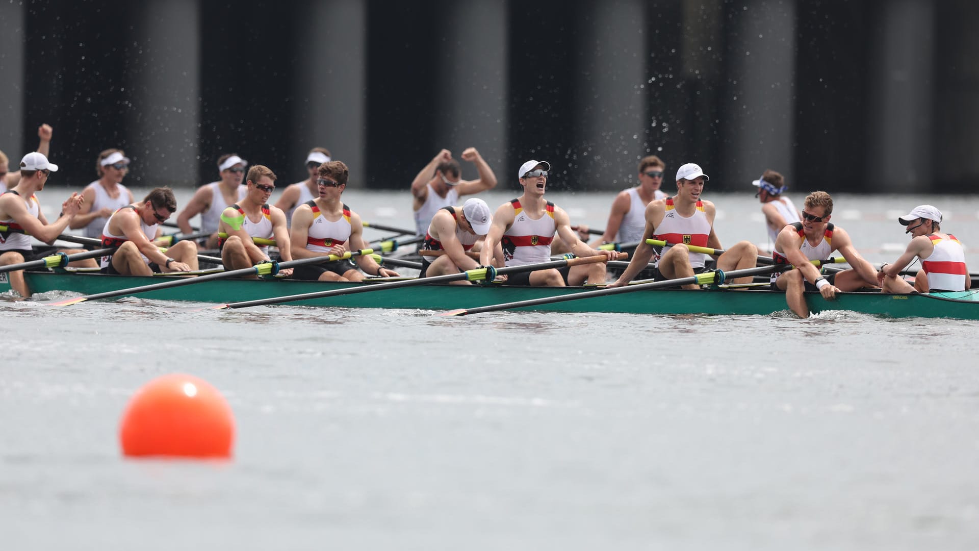 Der Deutschland-Achter nach dem Zieleinlauf. Eigentlich hatten die Sportler mit Gold gerechnet.