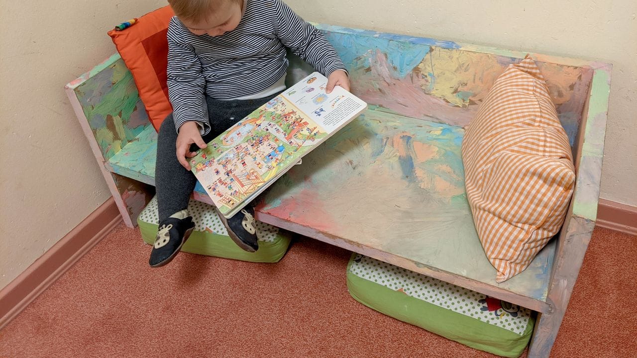 Gerade für Kinderzimmer oder Kindergärten finden sich Möbel aus Pappe im Handel.