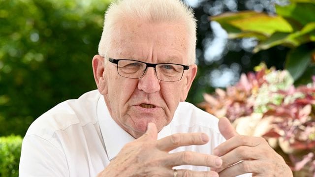 Winfried Kretschmann spricht bei einem Interview