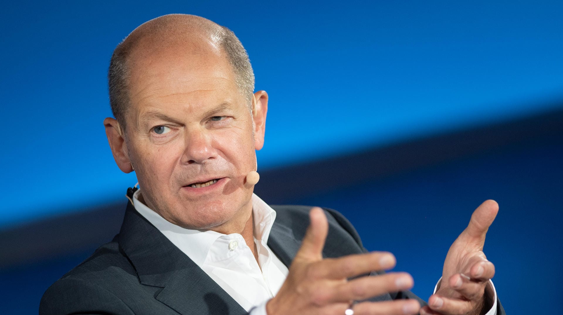 SPD-Kanzlerkandidat Olaf Scholz spricht bei "Brigitte Live" (Archivbild). Er liegt derzeit in einer Umfrage vor dem Unionskandidaten. SPD-Kanzlerkandidat Olaf Scholz spricht bei "Brigitte Live" (Archivbild). Er liegt derzeit in einer Umfrage vor dem Unionskandidaten.