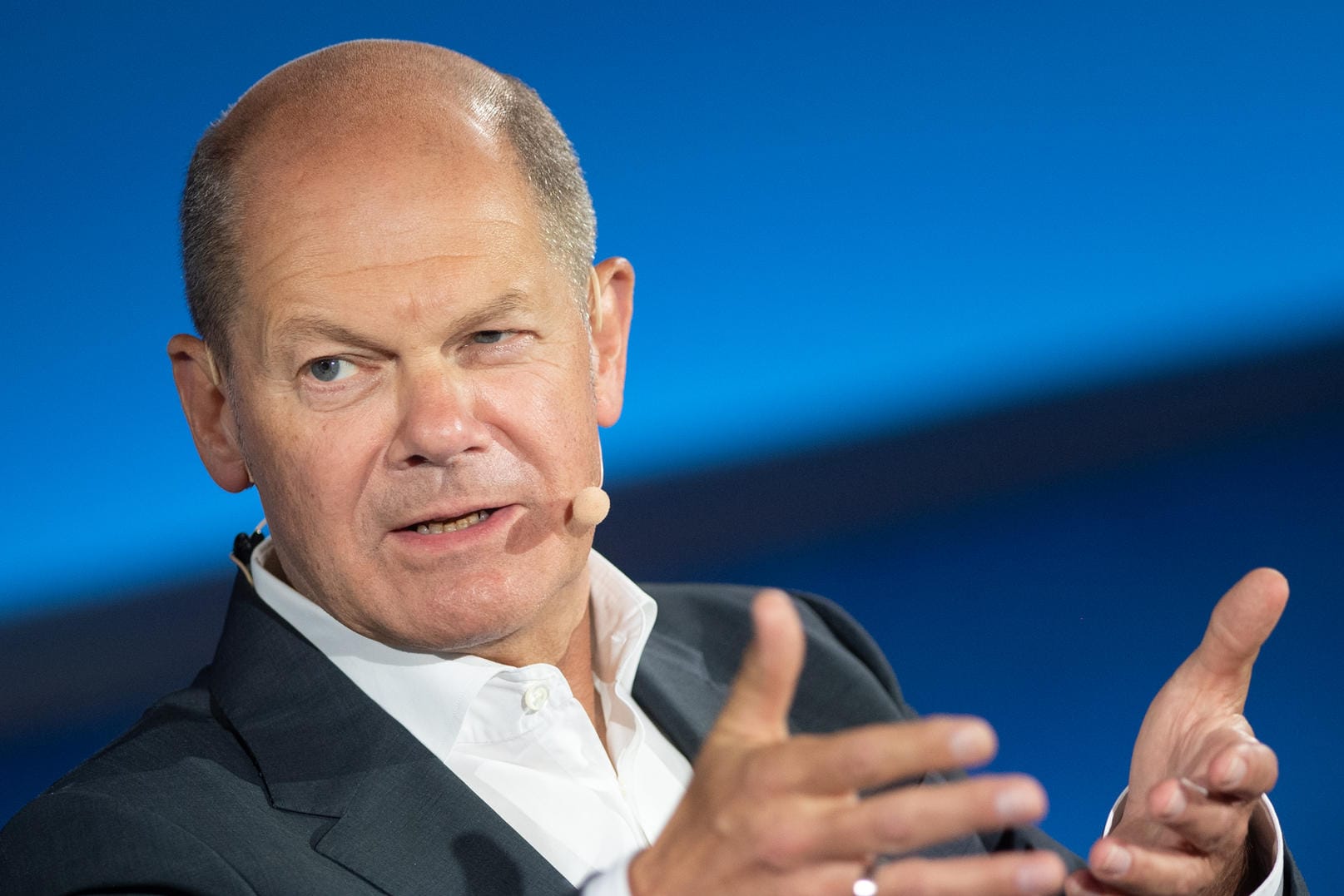 SPD-Kanzlerkandidat Olaf Scholz spricht bei "Brigitte Live" (Archivbild). Er liegt derzeit in einer Umfrage vor dem Unionskandidaten.