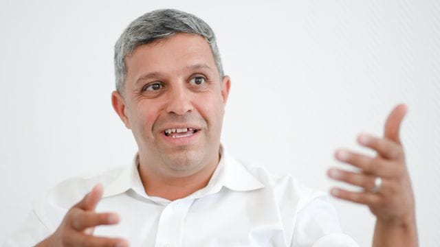 Raed Saleh, spricht bei einem Pressetermin im Abgeordnetenhaus (Archivbild): Die SPD sei gegen willkürliche Enteignungen, stellte der Landesvorsitzende klar.