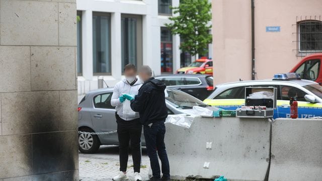 Ermittler der Polizei sammeln Beweise an der Synagoge in Ulm