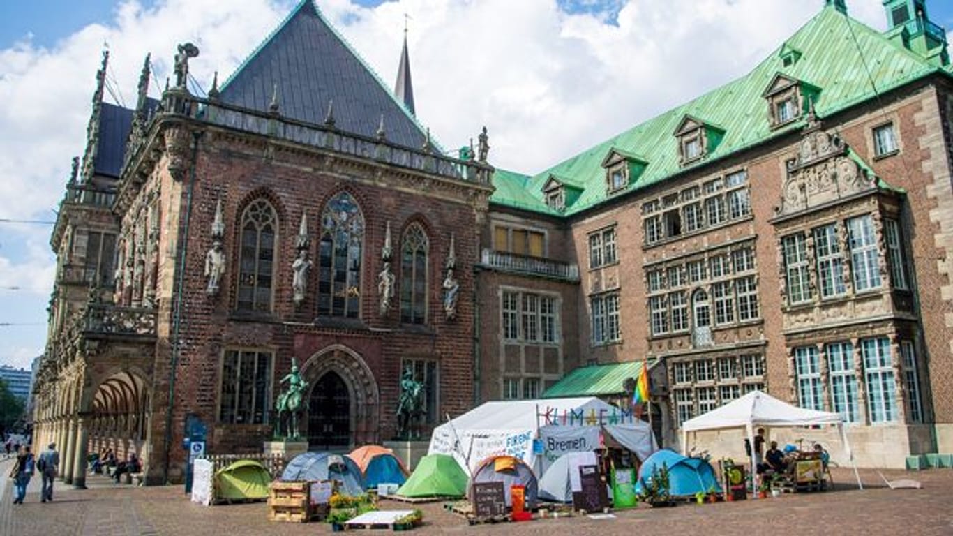 Zelte von Klimaschutzaktivisten sind vor dem Bremer Rathaus aufgebaut: Sie fordern eine radikale, ökologische, queerfeministische und antikapitalistische Wende.