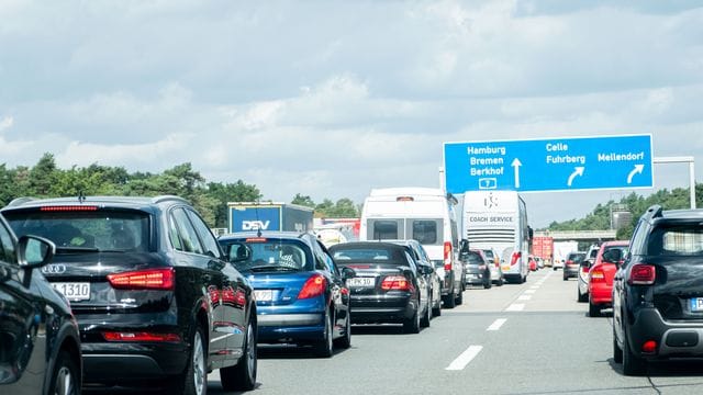 Fahrzeugkolonnen sind dicht gedrängt auf der Autobahn 2 zu sehen