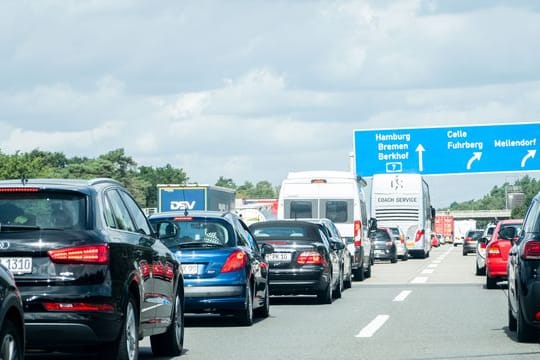 Fahrzeugkolonnen sind dicht gedrängt auf der Autobahn 2 zu sehen