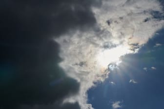 Die Sonne kommt hinter Wolken hervor