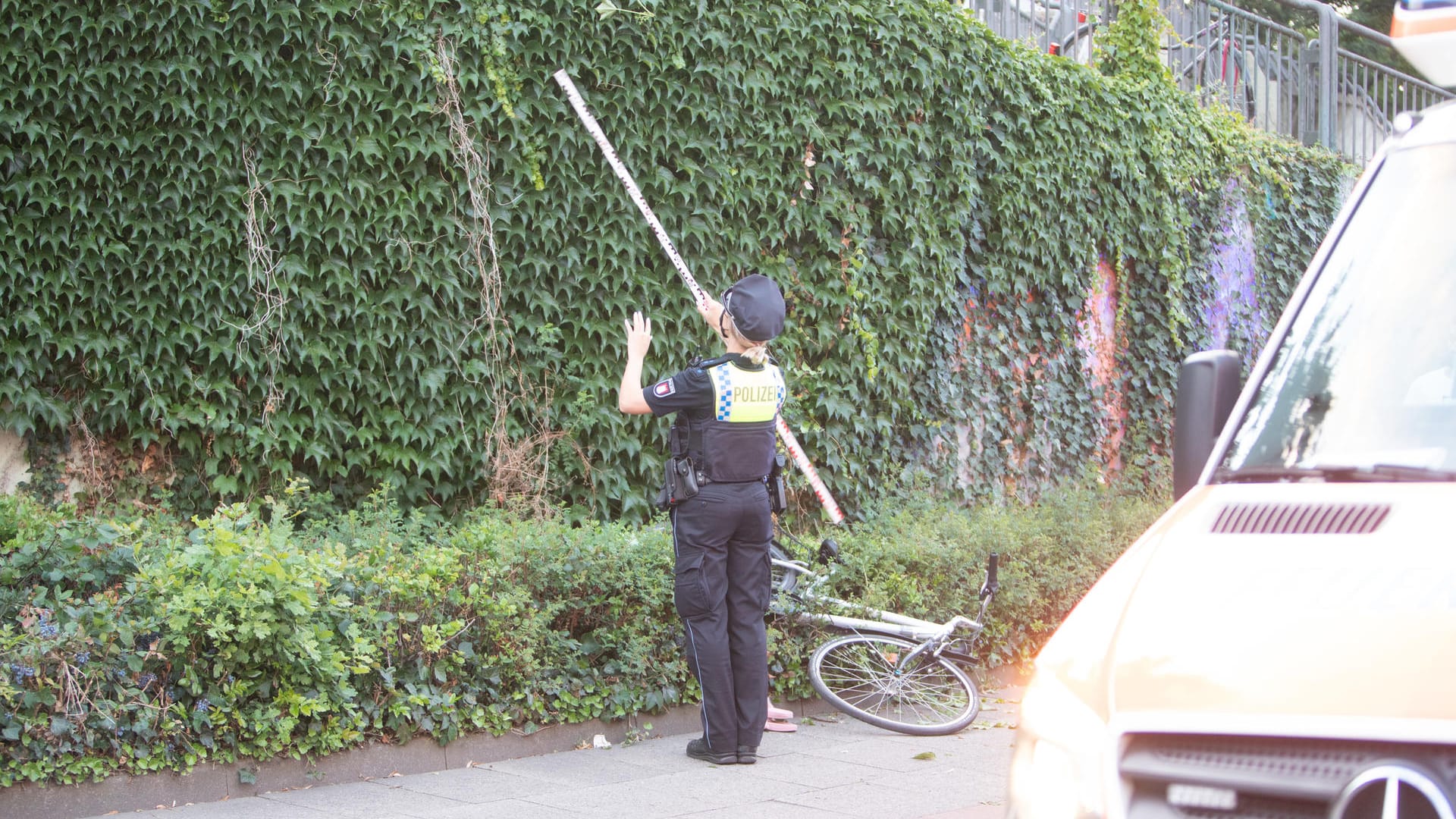 Eine Polizistin an der Unfallstelle: Noch ist unklar, warum die Frau über die Brüstung gestürzt war. Eine Polizistin an der Unfallstelle: Noch ist unklar, warum die Frau über die Brüstung gestürzt war.