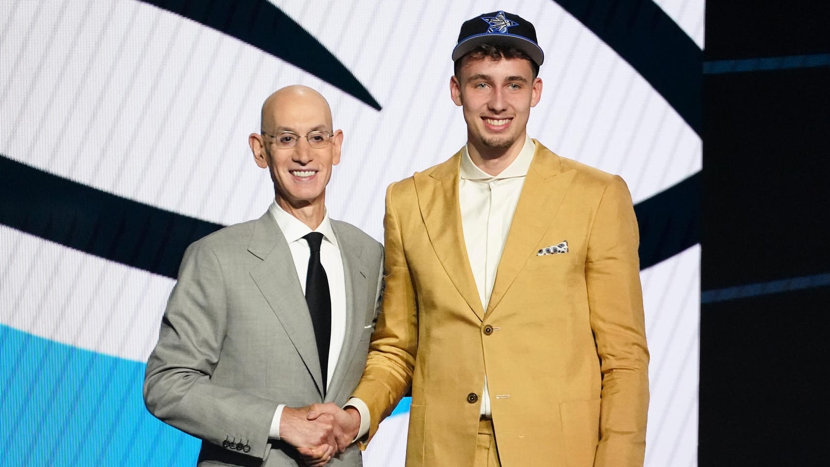 Franz Wagner (r.) neben NBA-Kommissar Adam Silver: Das deutsche Talent spielt ab sofort für die Orlando Magic.