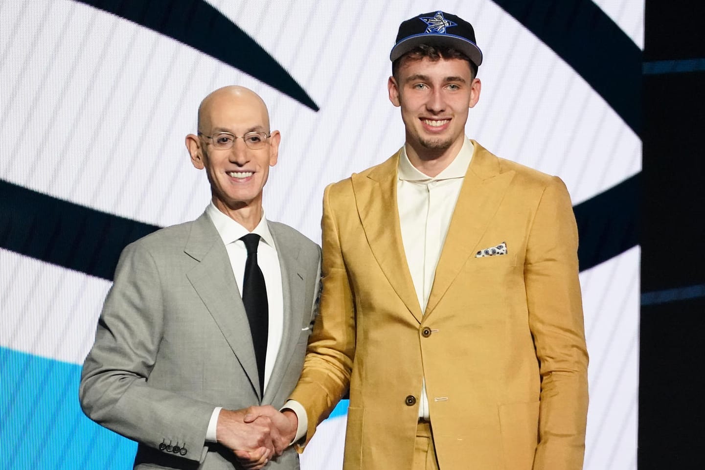 Franz Wagner (r.) neben NBA-Kommissar Adam Silver: Das deutsche Talent spielt ab sofort für die Orlando Magic.