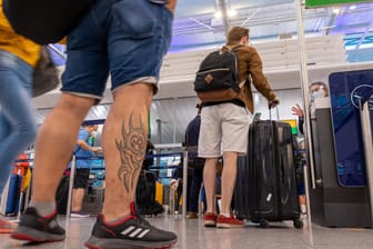 Passagiere am Flughafen von München: Das RKI registriert zunehmend Infektionsfälle durch Reisende.
