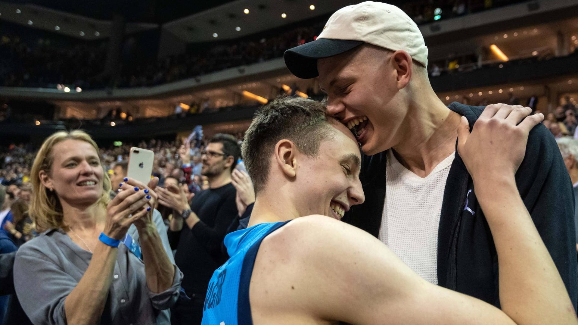 Franz Wagner (l.) im Jahr 2019 neben seinem Bruder bei einem Eurocup-Spiel mit seinem damaligen Team: Alba Berlin.