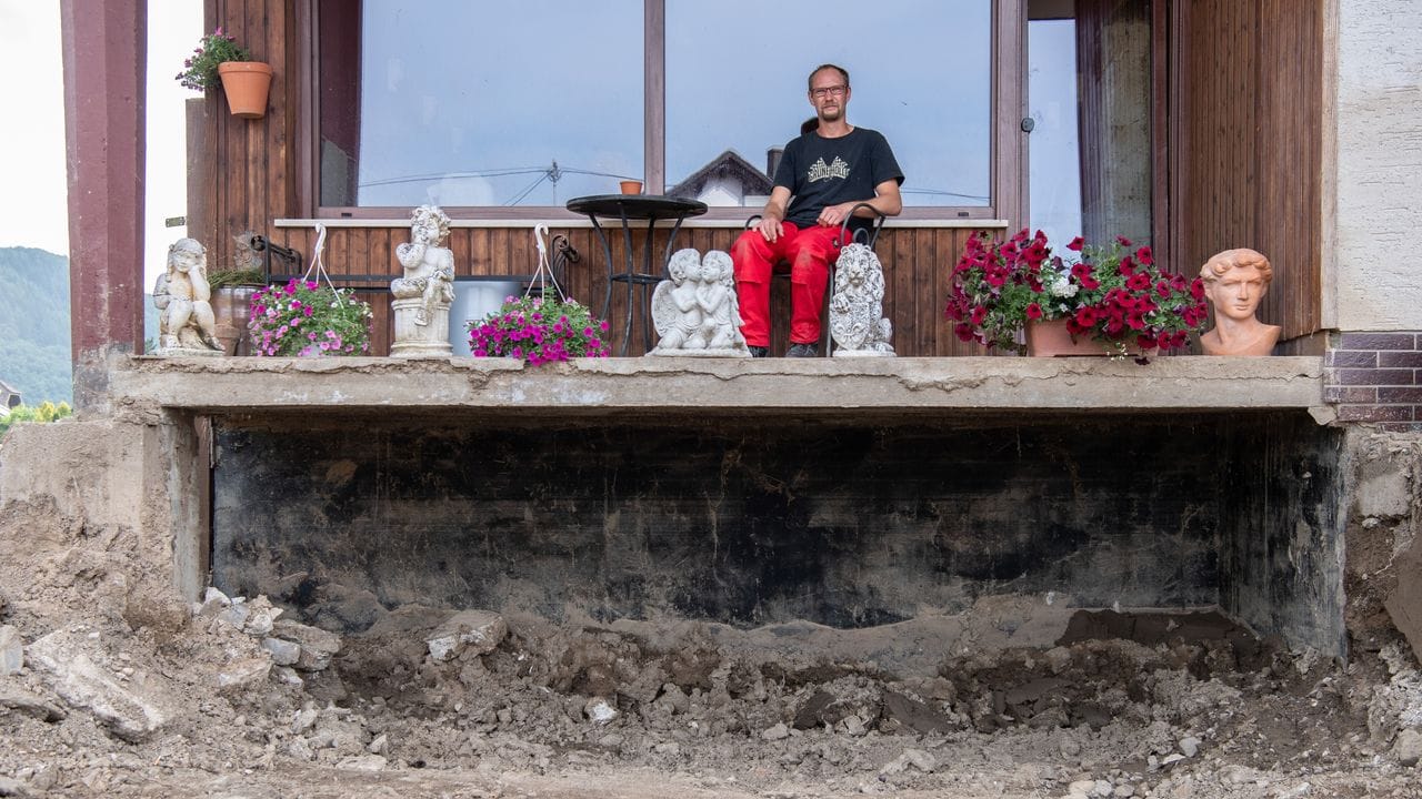Daniel Schmitz sitzt auf dem Balkon seiner durch die Flut zerstörten Wohnung.