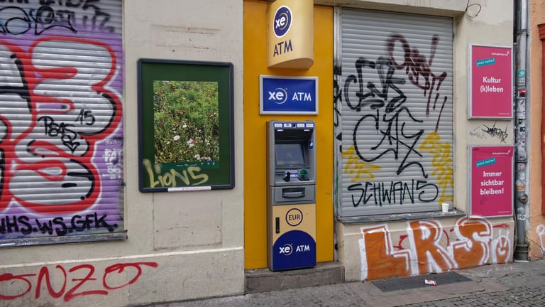 Geldautomat im Hauseingang, Kreuzberg: Immer wieder stehlen Diebe Geldautomaten oder versuchen, diese zu sprengen.