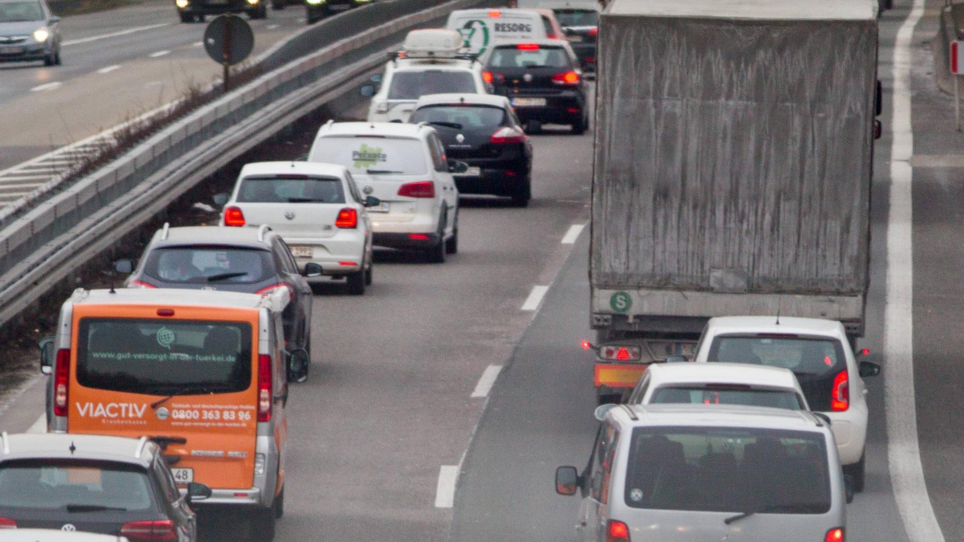 Stau am Autobahnkreuz Heumar (Symbolbild): Bis Samstagfrüh gibt es Sperrungen auf der A3. Stau am Autobahnkreuz Heumar (Symbolbild): Bis Samstagfrüh gibt es Sperrungen auf der A3.