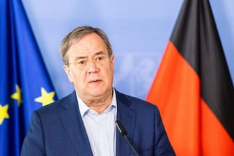 Armin Laschet (CDU) spricht während einer Pressekonferenz