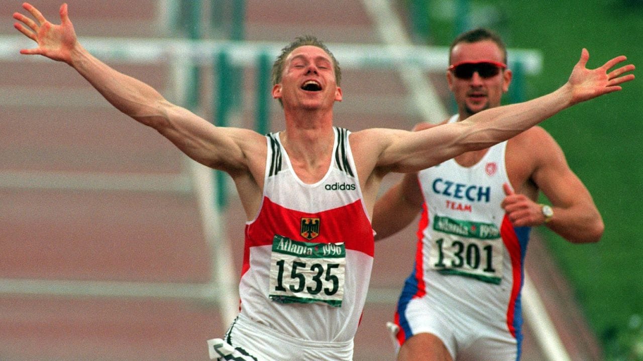 Frank Busemann (l) jubelt bei den Olympischen Spielen 1996 in Atlanta.