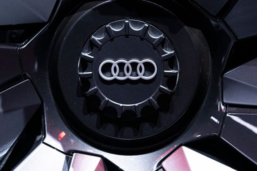 Das Audi-Logo ist auf einer Felge zu sehen