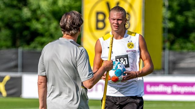 Sportdirektor Michael Zorc (l) bezeichnet die Gerüchte um Erling Haaland als "heiße Luft".