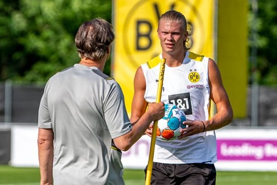 Sportdirektor Michael Zorc (l) bezeichnet die Gerüchte um Erling Haaland als "heiße Luft".