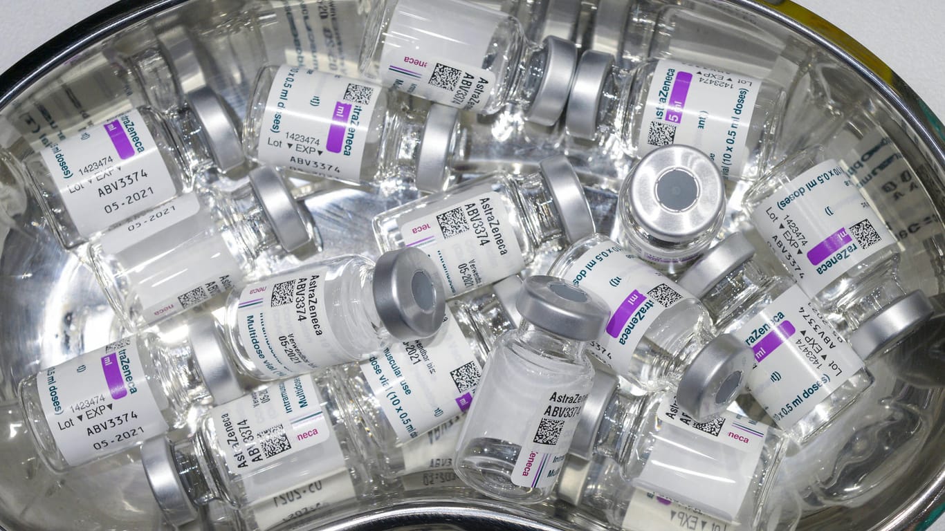 Fläschchen mit dem Impfstoff von Astrazeneca liegen in einer Nierenschale (Symbolbild): Wegen der nachlassenden Impfnachfrage werden die Impfstoffe in der Hansestadt nicht benötigt.