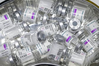 Fläschchen mit dem Impfstoff von Astrazeneca liegen in einer Nierenschale (Symbolbild): Wegen der nachlassenden Impfnachfrage werden die Impfstoffe in der Hansestadt nicht benötigt.