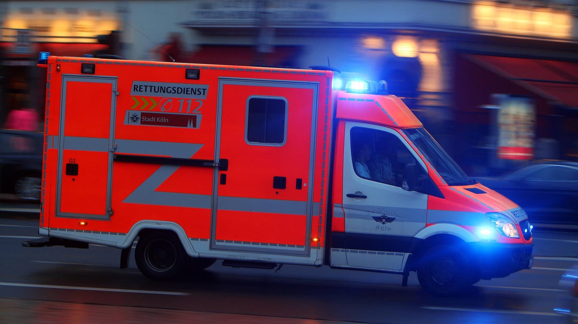 Ein Rettungswagen fährt mit eingeschaltetem Blaulicht in Köln (Symbolbild): Wie es zu einem Suizidversuch in einem Kölner Polizeigewahrsam kommen konnte, wird derzeit ermittelt. Ein Rettungswagen fährt mit eingeschaltetem Blaulicht in Köln (Symbolbild): Wie es zu einem Suizidversuch in einem Kölner Polizeigewahrsam kommen konnte, wird derzeit ermittelt.