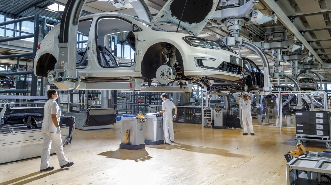 Arbeiter in einem VW-Werk in Sachsen (Symbolbild): Die deutsche Wirtschaft erholt sich im zweiten Jahresviertel.
