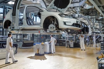 Arbeiter in einem VW-Werk in Sachsen (Symbolbild): Die deutsche Wirtschaft erholt sich im zweiten Jahresviertel.