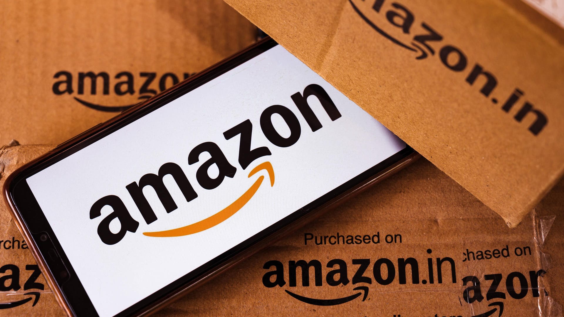 Pakete und Logo von Amazon (Symbolbild): Der Onlineversandhändler kommt trotz Rekordumsätzen bei den Anlegern schlecht weg. Pakete und Logo von Amazon (Symbolbild): Der Onlineversandhändler kommt trotz Rekordumsätzen bei den Anlegern schlecht weg.