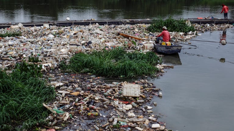 Müll im Klang-Fluss in der Nähe von Kuala Lumpur: Rund 151.000 Tonnen deutsche Plastikabfälle wurden 2020 nach Malaysia verschifft.