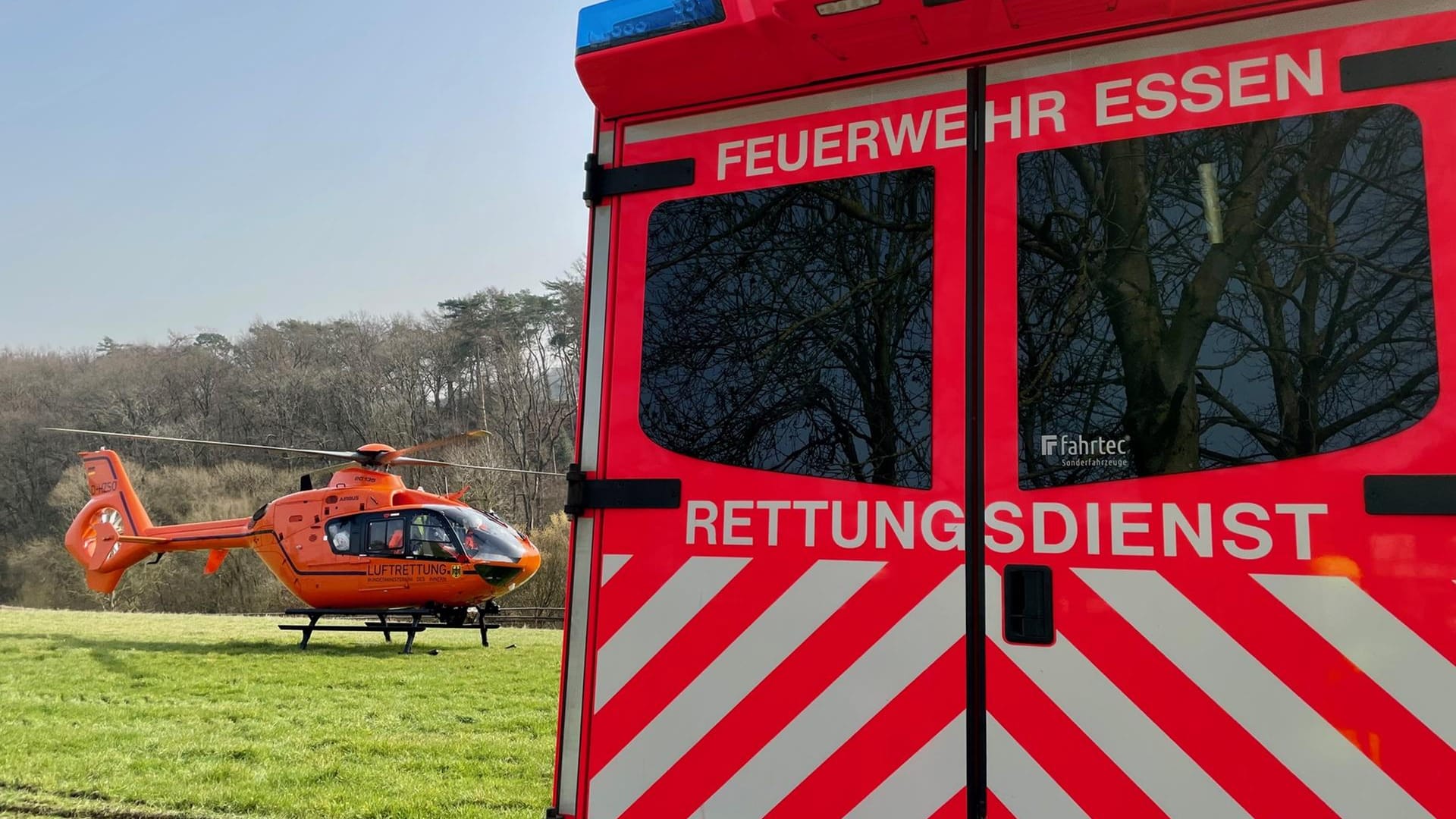 Ein Rettungshubschrauber und -wagen der Feuerwehr Essen: Bei dem Unfall verletzten sich drei Personen. Ein Rettungshubschrauber und -wagen der Feuerwehr Essen: Bei dem Unfall verletzten sich drei Personen.