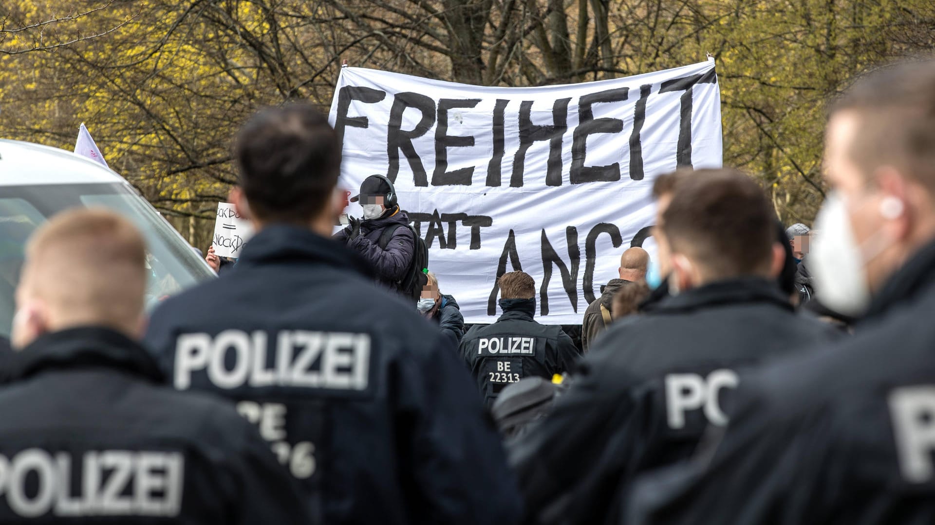 Polizeikräfte bei einer "Querdenken"-Demo im April (Archivbild): Für das Wochenende sind in der Hauptstadt zahlreiche Demonstrationen angemeldet worden. Polizeikräfte bei einer "Querdenken"-Demo im April (Archivbild): Für das Wochenende sind in der Hauptstadt zahlreiche Demonstrationen angemeldet worden.