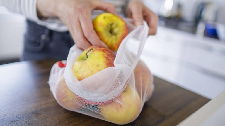 Äpfel im Netz: Für den Transport von Obst und Gemüse sind solche Mehrwegbeutel die bessere Lösung.