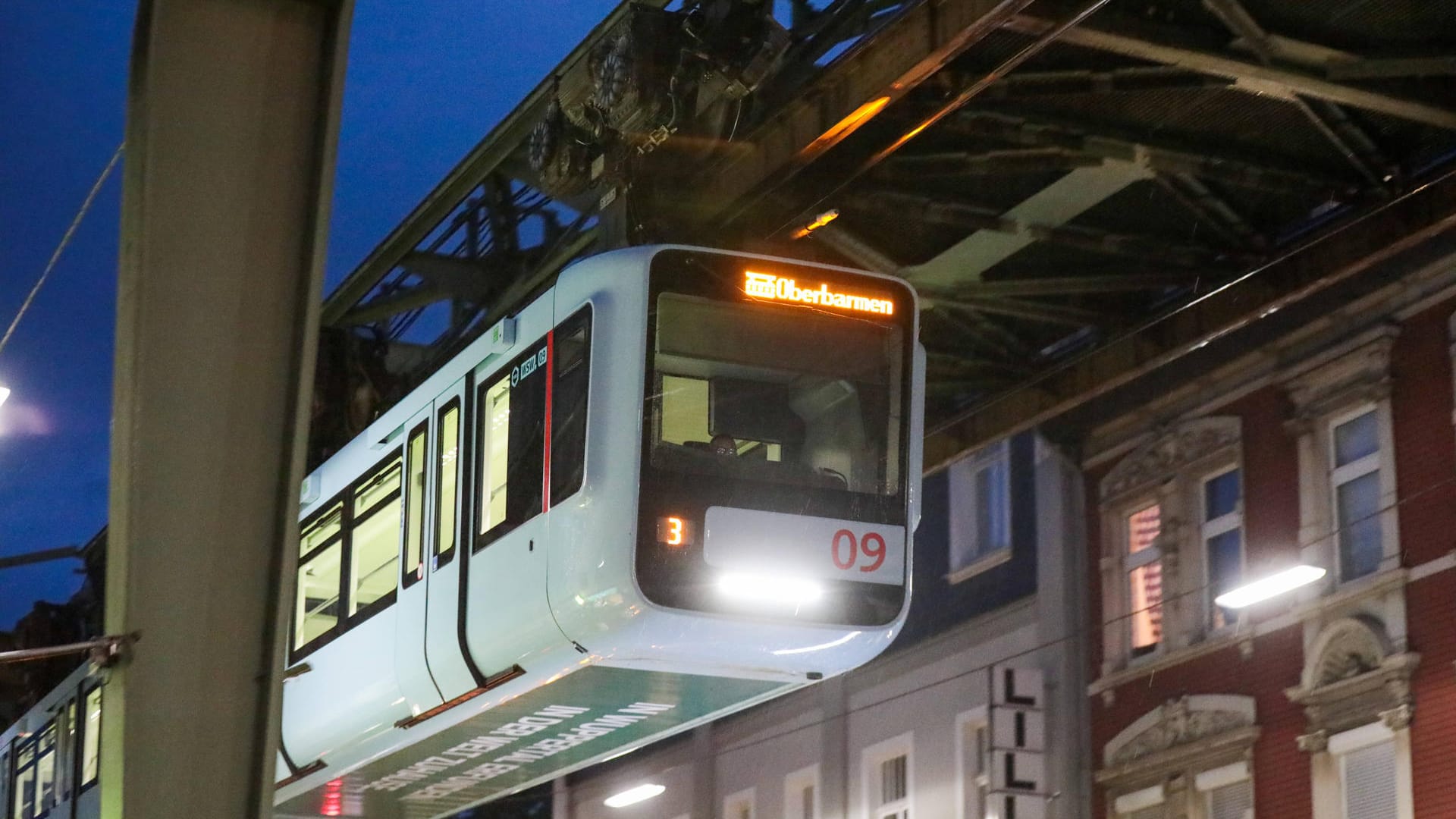 Die Schwebebahn fährt durch Wuppertal (Archivbild): Das Wahrzeichen der Stadt fährt nun wieder täglich. Die Schwebebahn fährt durch Wuppertal (Archivbild): Das Wahrzeichen der Stadt fährt nun wieder täglich.