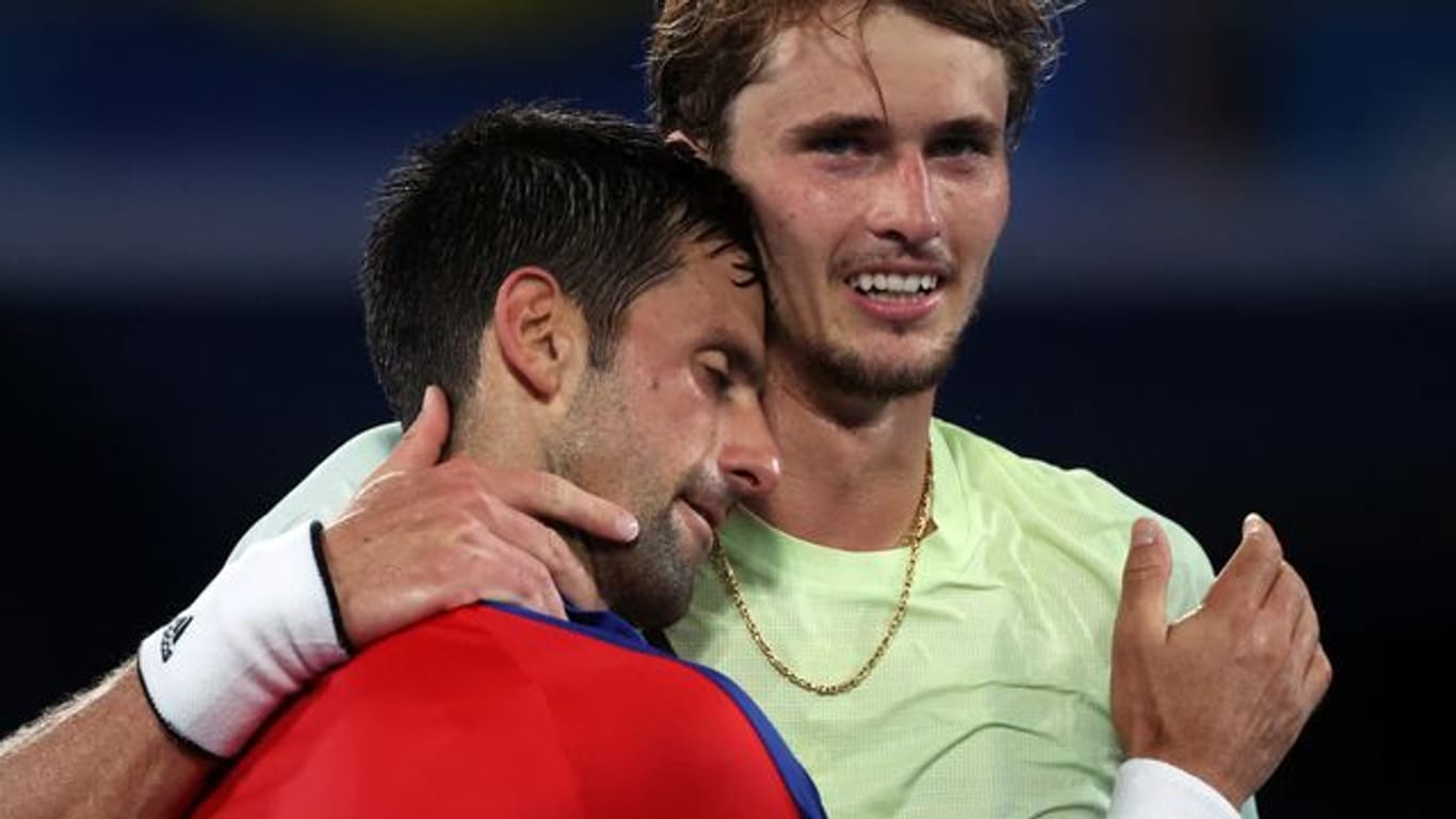 Novak Djokovic (l) gratuliert Alexander Zverev zum Einzug ins Finale.