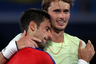 Novak Djokovic (l) gratuliert Alexander Zverev zum Einzug ins Finale.