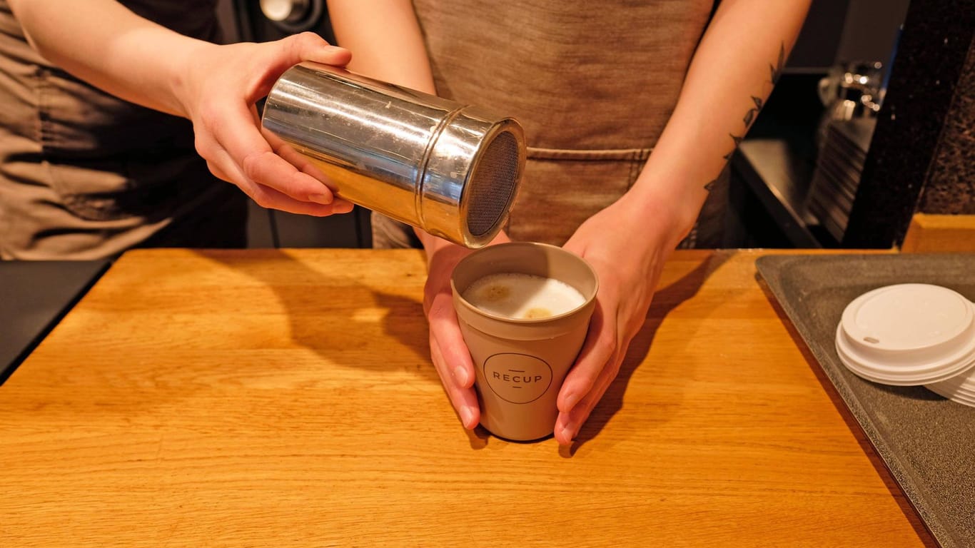 Ein Kaffee wird serviert (Symbolbild): In Dortmund hat eine Frau die Mitarbeiterin eines Schnellrestaurants verbrüht.